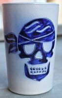 01 piratenbecher 01 mit Totenkopf